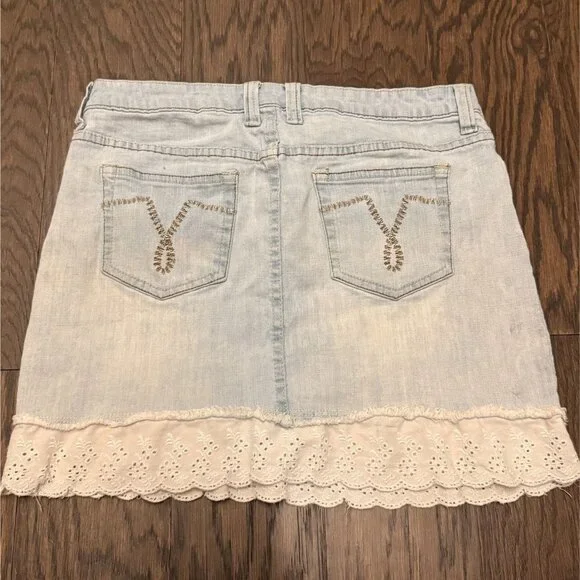 Rue 21 Light Wash Denim Western Mini Skirt Eyelet Lace Y2K Floral Pockets 7/8 - Picture 2 of 8